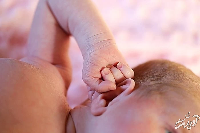 نوزاد تازه به دنیا آمده دستان نوزاد